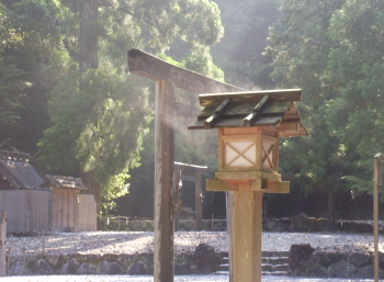 瀧原宮の木の燈籠